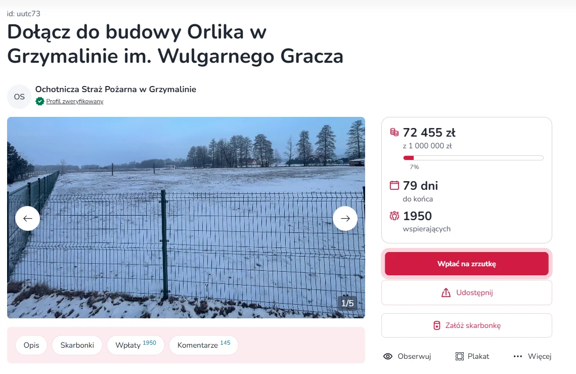 Ośnieżone boisko otoczone metalowym ogrodzeniem, w tle rząd drzew oraz otwarta przestrzeń pola pod jasnym zimowym niebem.