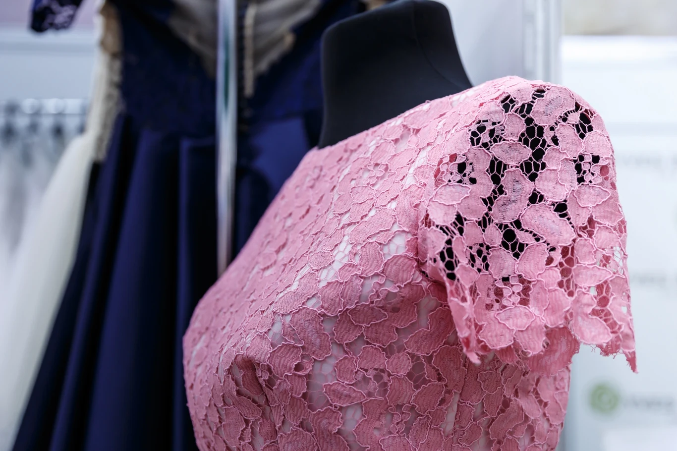 Ażurowe sukienki są przewiewne i lekkie. Warto je ubierać wiosną i latem. 