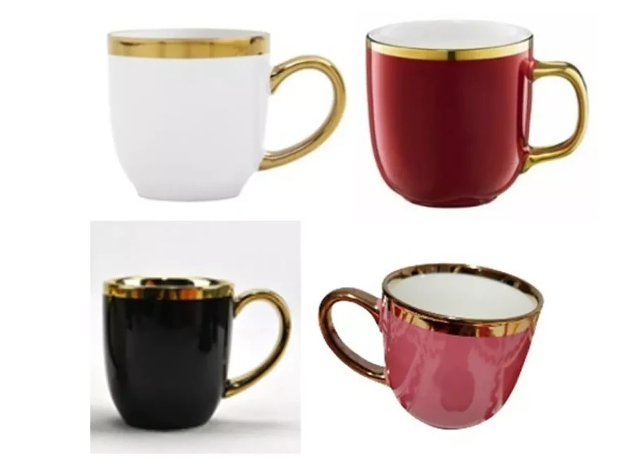 Zestaw czterech kubków w różnych kolorach: biały, czerwony, czarny i różowy, każdy ozdobiony szerokim, metalicznym, złotym rantem oraz złotym uchem.