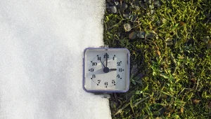 W który weekend marca przestawiamy zegarki? Będziemy spać godzinę krócej czy dłużej? 