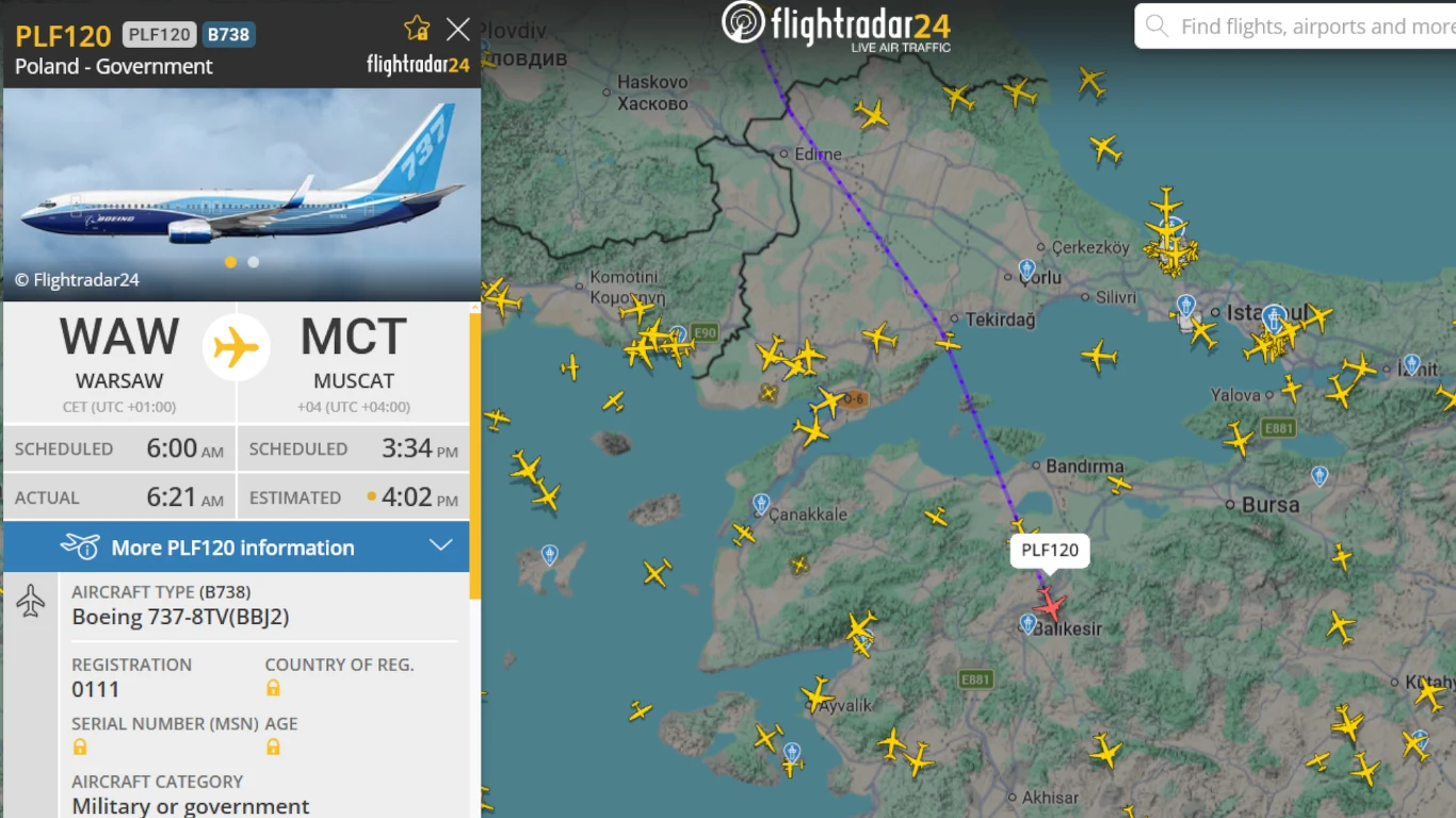 Mapa lotów pokazująca trasę samolotu rządowego PLF120 z Warszawy do Maskatu, Boeing 737 widoczny na tle innych ruchów lotniczych nad Turcją, wyróżniony dokładnymi szczegółami lotu i pozycją na mapie.