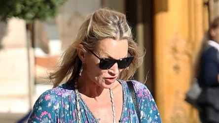 Kate Moss w turkusowej sukience boho i botkach