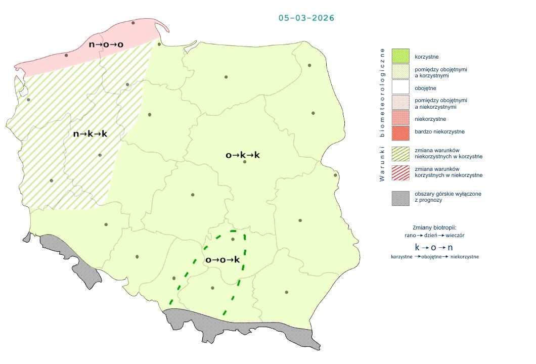 Mapa Polski z podziałem na regiony o różnym stopniu korzystności warunków agrometeorologicznych dla upraw, z oznaczeniami stref: korzystnej (jasnozielona), pomyślnej obojętnej (ciemniejsza zieleń), mniej korzystnej (szara) oraz niekorzystnej (różowa z ...