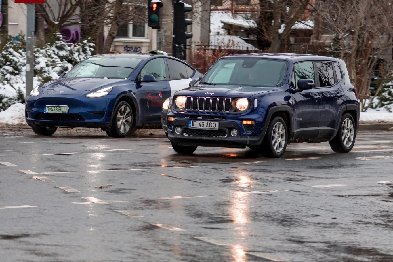 Tesla i Jeep na ulicy. Producenci aut spalinowych przez lata rozliczali emisję CO2 wspólnie z Teslą w systemie poolingu. Tesla sprzedaje kredyty emisji CO2 producentom samochodów spalinowych. Stellantis i Toyota zrezygnowali z tej współpracy.