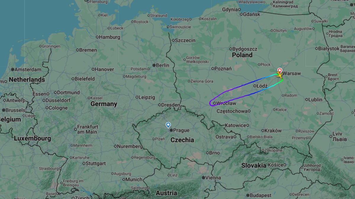 Mapa Europy Środkowej z zaznaczonym kolorowym śladem trasy lotu samolotu pomiędzy miejscowościami na terenie Polski, wyraźnie widoczne miasta Warszawa, Łódź oraz granice państwowe Niemiec, Czech, Słowacji i Polski.