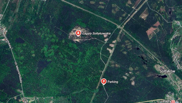 Mapa satelitarna okolic Gagatów Sołtykowskich z zaznaczonymi punktami: lokalizacją Gagatów Sołtykowskich oraz parkingiem, widoczna także sieć dróg oraz pobliskie miejscowości, takie jak Odrowąż, Pięty i Sołtyków, otoczone dużymi obszarami leśnymi.