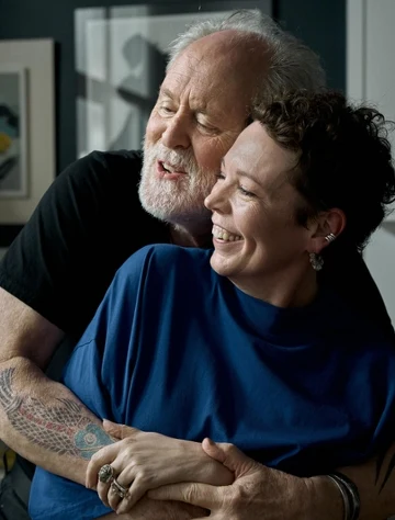 John Lithgow i Olivia Colman w scenie z filmu "Mów mi Jimpa"