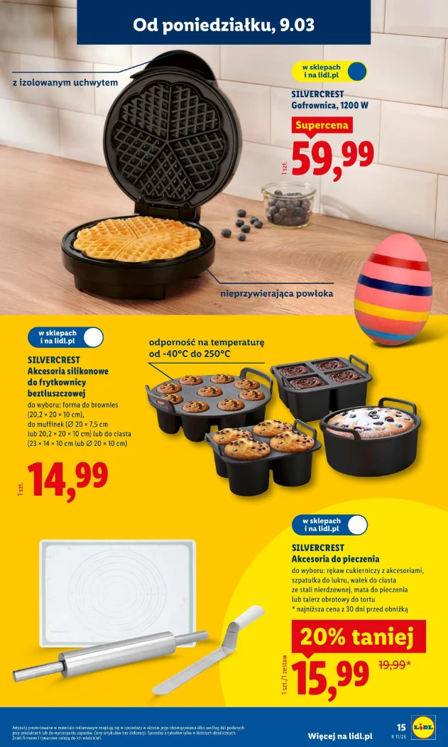 Gofrownica elektryczna marki Silvercrest z nieprzywierającą powłoką, ustawiona na kuchennym blacie, obok kolorowe silikonowe foremki do pieczenia oraz biały wałek i silikonowa mata, wszystko na jasnożółtym tle z cenami promocyjnymi.