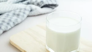 Dlaczego warto pić maślankę na czczo? Jak wpływa na pracę jelit?