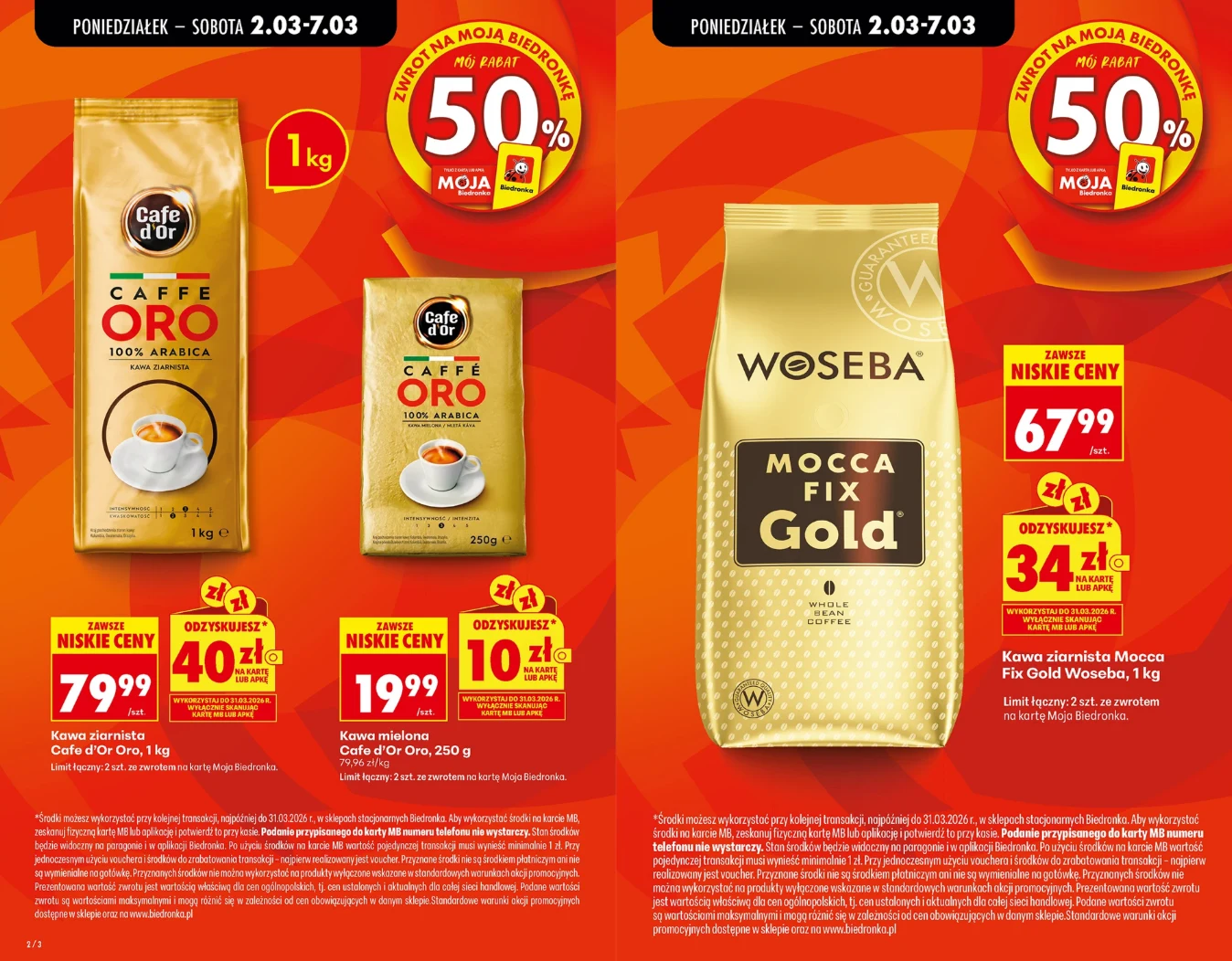 Dwie paczki kawy mielonej — Cafe d'Oro 100% Arabica o wadze 1 kg i Woseba Mocca Fix Gold, każda promowana z wyraźnymi oznaczeniami obniżki ceny 50% dla posiadaczy karty lojalnościowej, na czerwonym tle z widocznymi szczegółami promocji i jasno oznaczon...