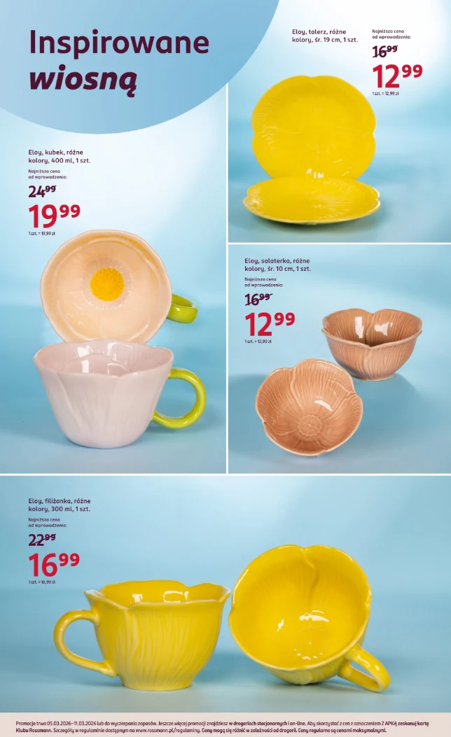 Ceramiczne filiżanki i miseczki w pastelowych kolorach oraz z motywami roślinnymi, ustawione na błękitnym tle; dominują barwy żółta, różowa i brązowa, produkty wyeksponowane w stylu katalogowym z cenami promocyjnymi.