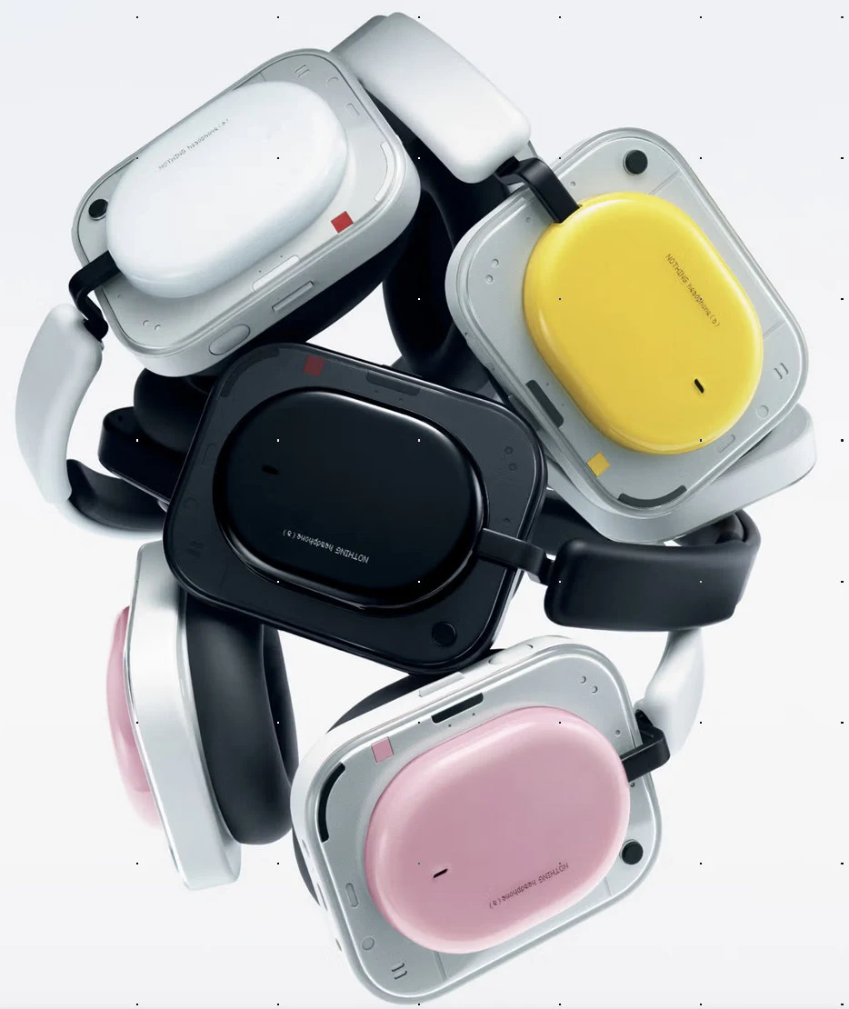 Słuchawki Nothing Phone (a). Pięć nowoczesnych smartwatchy w różnych kolorach – białym, czarnym, żółtym i różowym – ułożonych w efektowną, splecioną kompozycję z widocznymi paskami oraz minimalistycznym designem obudowy.