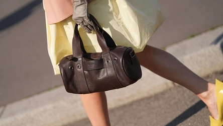 Jest hitem wiosny. Na topie są zwłaszcza spódnice w tym kolorze