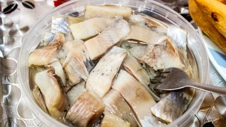 Jak przygotować śledzie, żeby nie były słone? Oprócz moczenia warto jeszcze je zamarynować