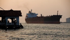 Indie "zagospodarują" miliony baryłek rosyjskiej ropy z tankowców pływających wokół subkontynentu? Na zdj. tankowiec wpływający do jednego z indyjskich portów