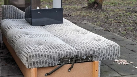 Wiele osób w małych mieszkaniach rezygnuje z łóżek na rzecz antresoli i nowoczesnych półkotapczanów (tzw. murphy beds)