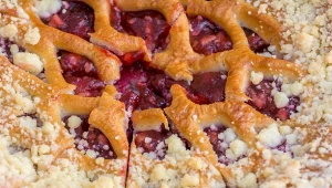 Drożdżówka z wiśniami to idealna propozycja na weekendowy wypiek. Smakuje obłędnie