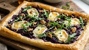 ​Niezobowiązująca elegancja na talerzu. Tarta z karmelizowaną cebulą i kozim serem od Mateusza Gesslera