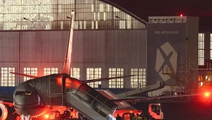  Jeden z samolotów Sił Powietrznych RP z Polakami ewakuowanymi z Bliskiego Wschodu po wylądowaniu na lotnisku Okęcie w Warszawie