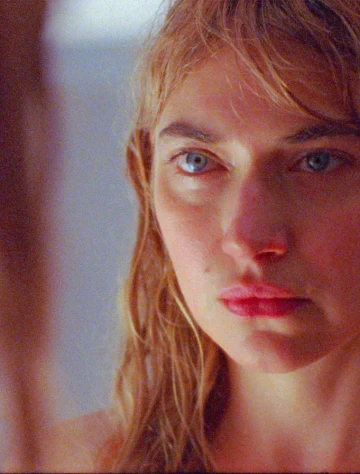 Imogen Poots w scenie z filmu "Chronologia wody"