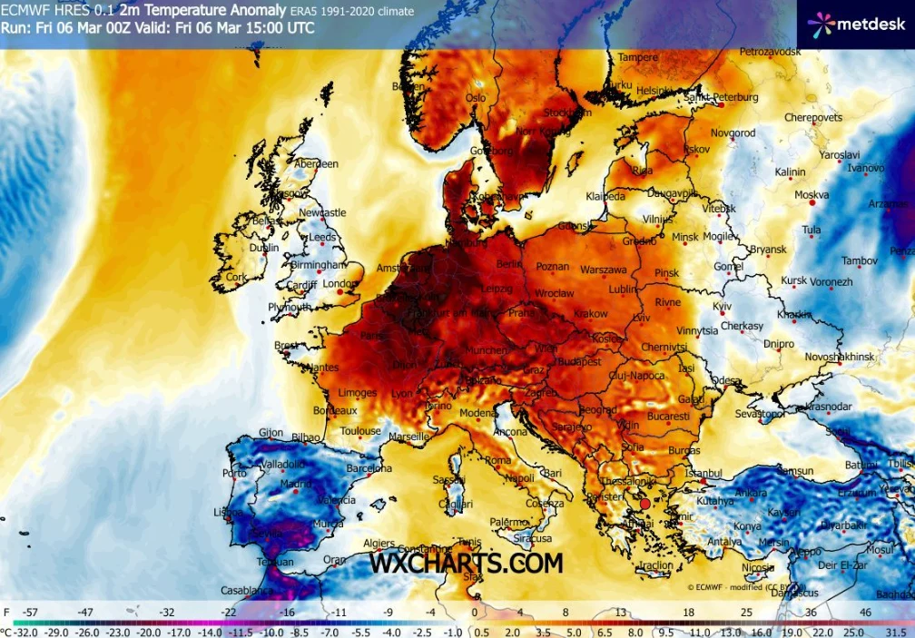 Mapa Europy z zaznaczonymi anomaliami temperatury powietrza, prezentująca znaczne podwyższenie temperatury na obszarze centralnej i wschodniej Europy, szczególnie w Polsce, Niemczech i Rosji, podczas gdy rejon Wysp Brytyjskich, Hiszpanii oraz południow...
