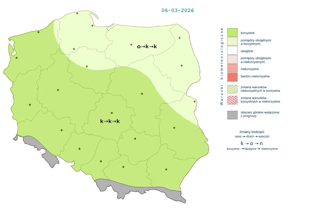 Mapa Polski z podziałem na regiony bioklimatyczne oznaczone różnymi odcieniami zieleni i szarości, z legendą wyjaśniającą stopnie korzystności warunków bioklimatycznych oraz główne miasta oznaczone kropkami; centralna i południowa Polska objęta korzyst...