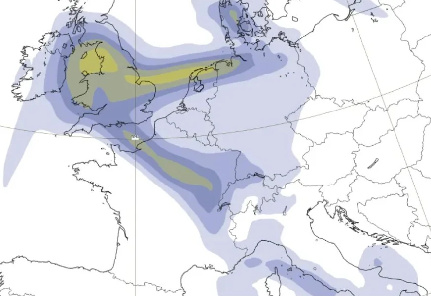 Mapa Europy z wyraźnie zaznaczonym obszarem chmur lub zanieczyszczeń powietrza, obejmującym głównie Wielką Brytanię, północną Francję, Niemcy, kraje Beneluksu oraz część Skandynawii, z intensywniejszymi odcieniami żółci w rejonie Wysp Brytyjskich i pół...