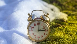 Śpimy o godzinę krócej. W który weekend marca jest zmiana czasu na letni?