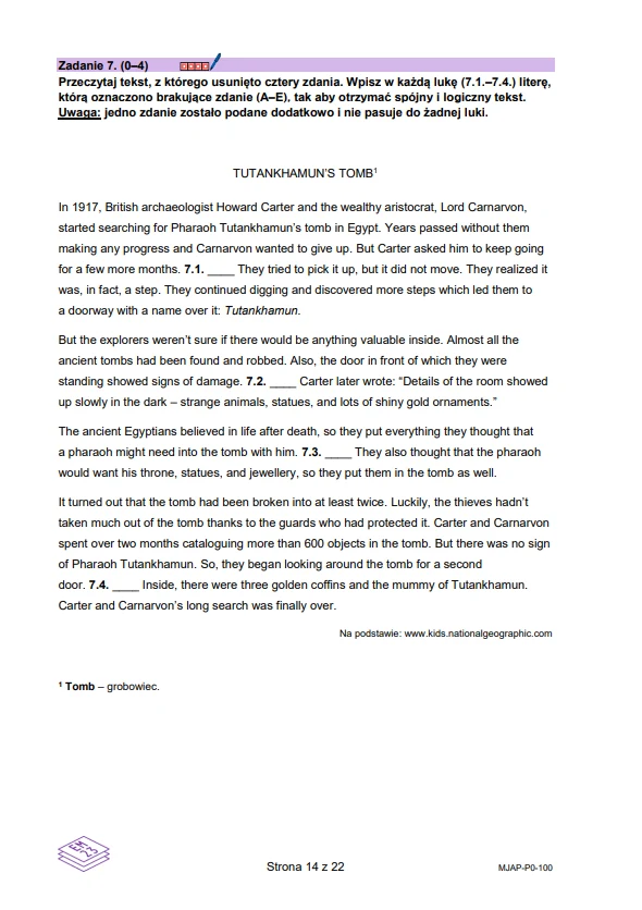 Wydrukowana strona testu z języka angielskiego, zawierająca polecenie dotyczące uzupełnienia luk w tekście dotyczącym odkrycia grobowca Tutanchamona, fragment tekstu z lukami wyznaczonymi numerami oraz przypisem wyjaśniającym jedno słowo; widoczne są t...