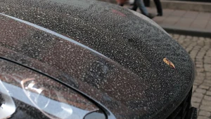 Pył saharyjski nad Polską w weekend. Jak bezpiecznie umyć auto?