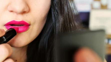Jednym z trendów w makijażu ust będą różowe pomadki w chłodnym odcieniu