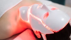 15 minut dziennie i skóra ma wyglądać młodziej. Co robi czerwone światło?