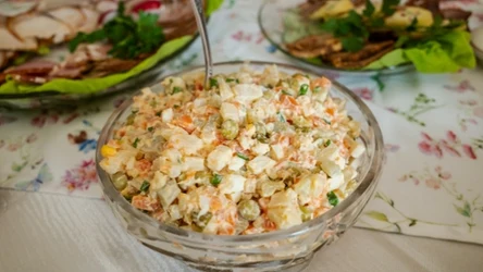 Sałatkę jarzynową odchudzi z kalorii zamiana majonezu na jogurt naturalny