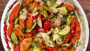 Nowy sposób na sałatkę. Wychodzi bardziej soczysta i pełna smaku