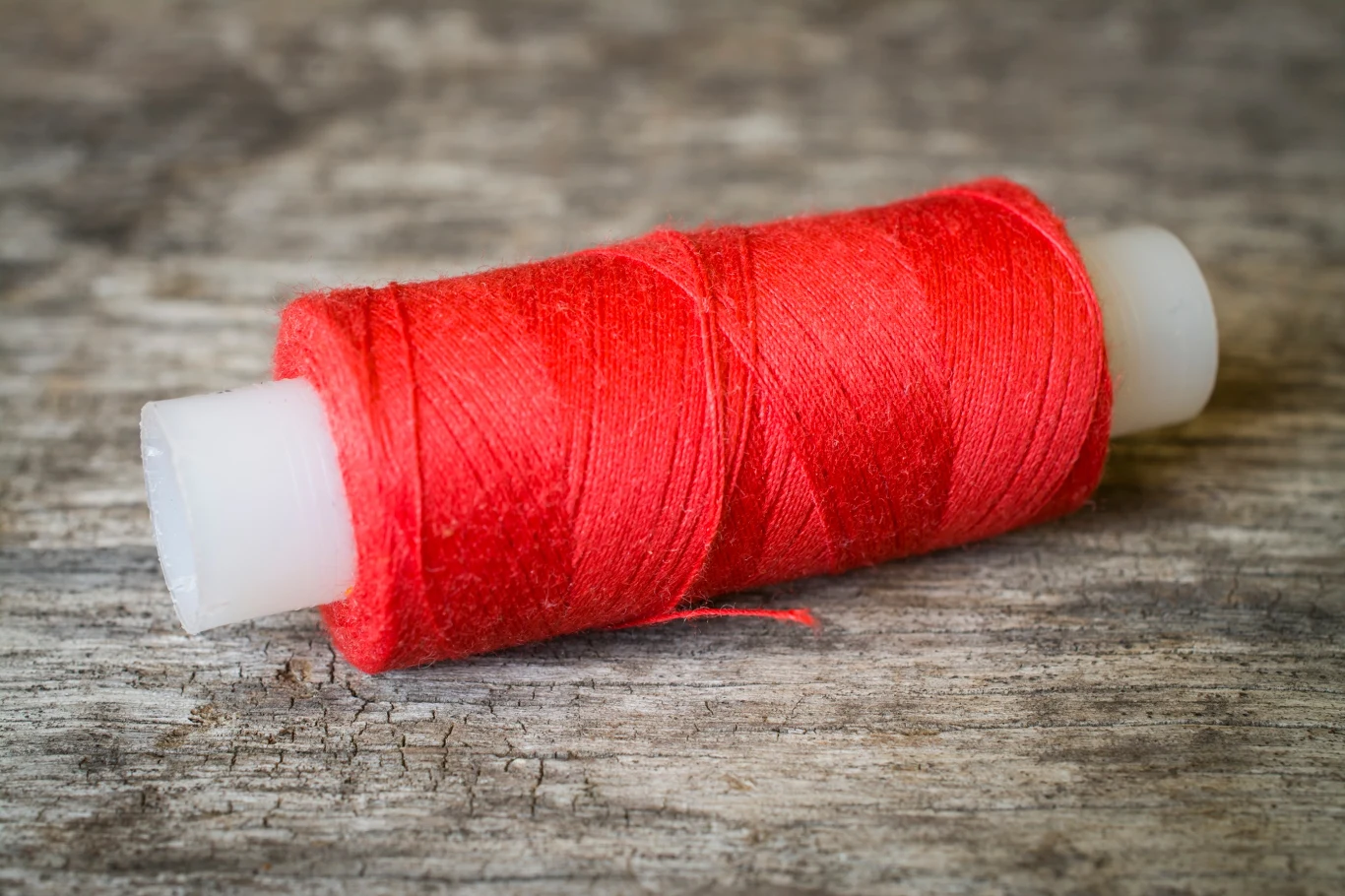 Czerwoną nitkę możesz także przywiązać do torebki, jeśli nie chcesz trzymać jej bezpośrednio na nadgarstku