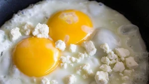 Klasyczna jajecznica odpada. Zrób jajka na chrupiącej fecie