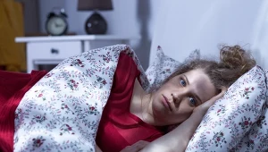 Dlaczego budzisz się w nocy? Najczęstsze przyczyny problemów ze snem