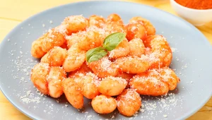 "Kopytka deluxe", czyli gnocchi z pieczonych ziemniaków z paprykowym pesto według Bogumiła Przybylaka