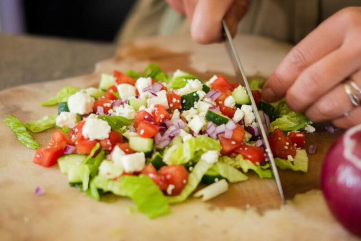 Sekretem sałatki jest siekanie wszystkich składników jednocześnie