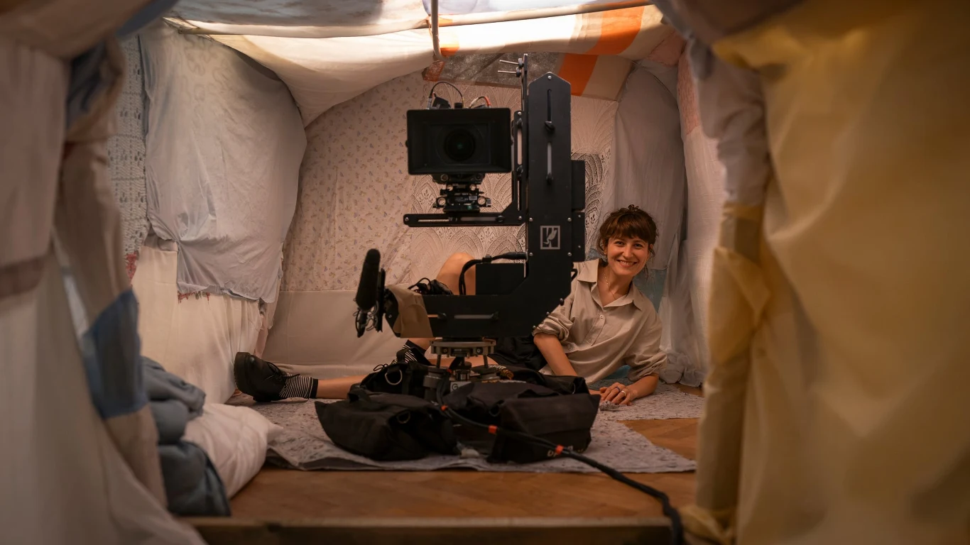 Emi Buchwald za swój debiutancki film "Nie ma duchów w mieszkaniu na Dobrej" otrzymała aż 10 nominacji do Orłów Emi Buchwald w namiocie z koców obok dużej kamery filmowej na planie filmu ''Nie ma duchów w mieszkaniu na Dobrej"