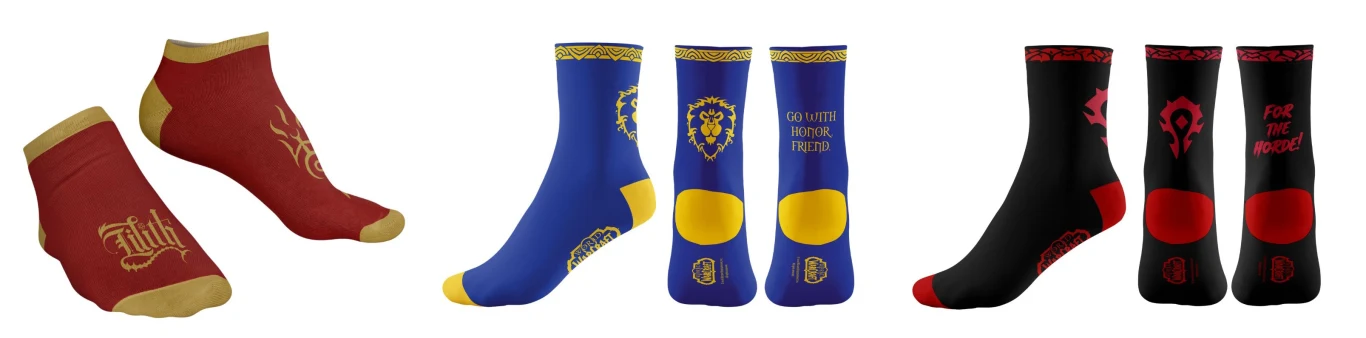 Cztery pary kolorowych skarpetek z motywami nawiązującymi do gry komputerowej World of Warcraft, w tym bordowo-żółte z napisem, niebiesko-żółte z herbem Sojuszu, oraz czarno-czerwone z symbolem Hordy i napisem po angielsku.