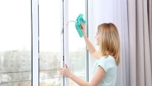 Odłóż ocet i gazety. Firmy sprzątające radzą, jak umyć okna po zimie
