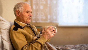 Kubek mleka przed snem po 60. roku życia. Pomaga czy szkodzi?