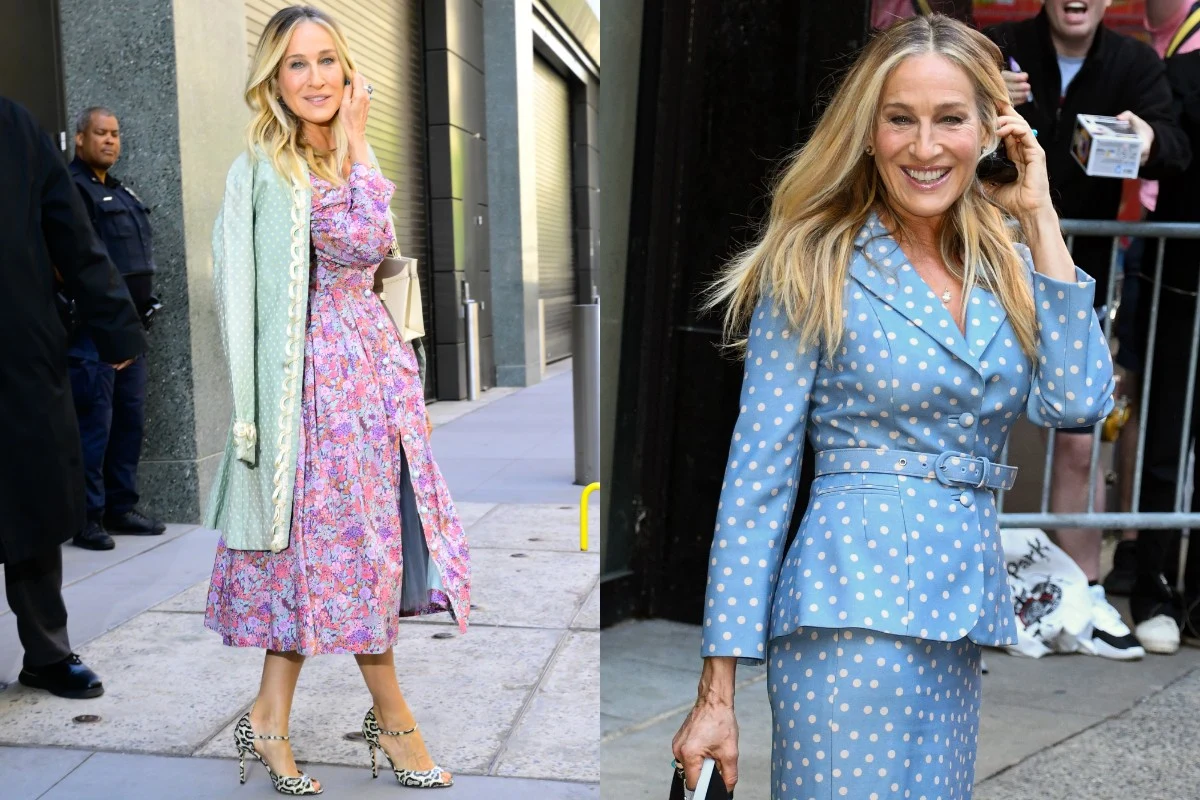 Kobieta o blond włosach ubrana w dwie różne stylizacje – po lewej w kwiecistą sukienkę z jasnozielonym kardiganem i butami w cętki, po prawej w niebieski garnitur w białe grochy z paskiem w talii, uśmiechnięta, w tle miejskie otoczenie i przechodnie.