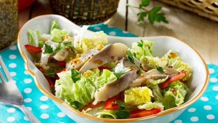 Wiosenna sałatka ze śledzia to ciekawa alternatywa do klasycznych przekąsek rybnych