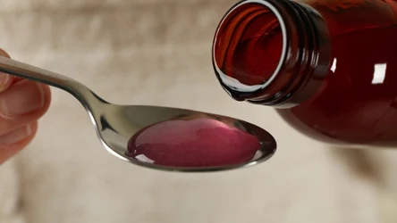 Domowy syrop z lawendy nie jest trudny do przygotowania. Może zaś pomóc między innymi przy kłopotach trawiennych. 