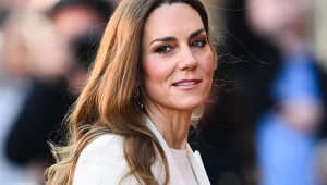 Kate cała na biało zadała szyku w tłumie. Wiemy, ile wydała na stylizację