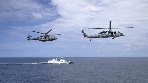 Włoska fregata Federico Martinengo w towarzystwie amerykańskich śmigłowców