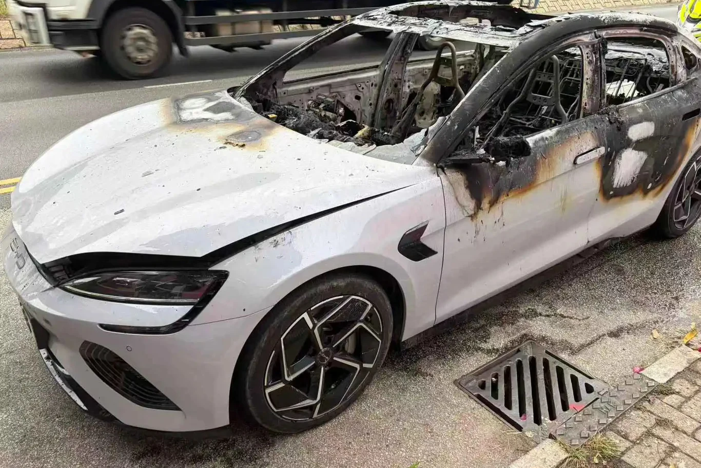 Spalony BYD Seal po pożarze na Tuen Mun Road w Hongkongu. Według producenta źródłem ognia był powerbank pozostawiony w kabinie. Spalony BYD Seal po pożarze na Tuen Mun Road w Hongkongu.