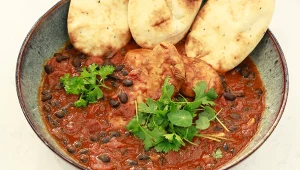 Soczysty kurczak z chorizo i czarną fasolą od Mateusza Gesslera